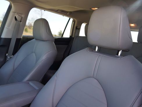 Used 2023 Toyota Highlander XLE image 11