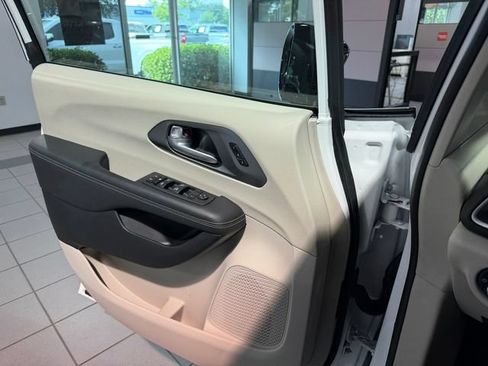 Used 2024 Chrysler Pacifica Touring-L FWD image 28
