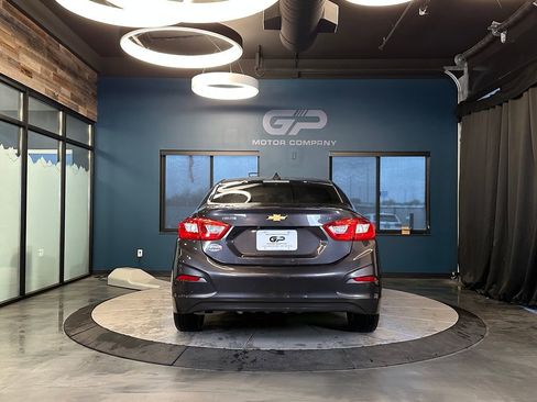 Used 2017 Chevrolet Cruze LT image 4