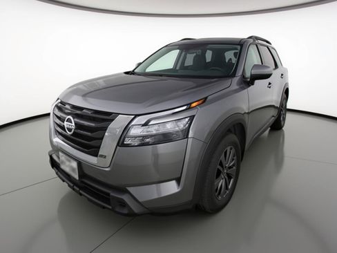 Used 2025 Nissan Pathfinder SV image 3