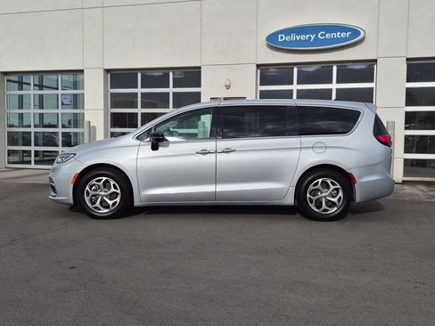 Used 2024 Chrysler Pacifica Limited FWD image 10