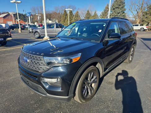 Used 2023 Ford Explorer XLT w/ Equipment Group 202A image 4