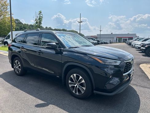Used 2022 Toyota Highlander XLE AWD/4WD image 1
