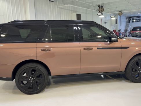 Used 2025 Lincoln Navigator Black Label AWD/4WD image 2
