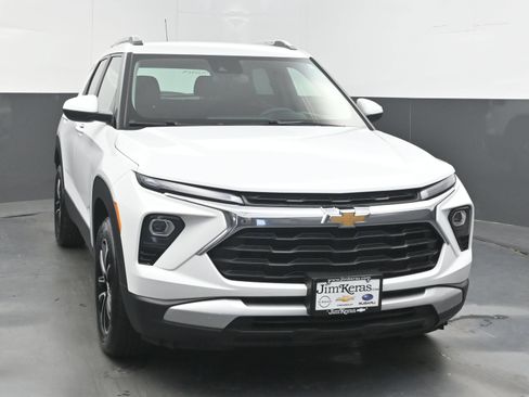 Used 2025 Chevrolet TrailBlazer LT AWD/4WD image 3