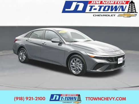 Used 2025 Hyundai Elantra Hybrid FWD image 1