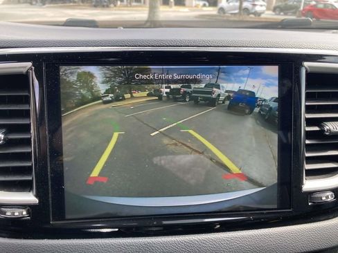 Used 2021 Chrysler Pacifica Touring-L image 14