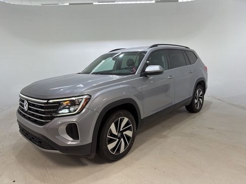 Used 2024 Volkswagen Atlas SE image 3