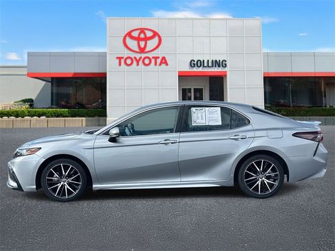 Used 2023 Toyota Camry SE image 2