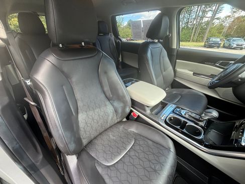 Used 2023 Kia Carnival SX image 16