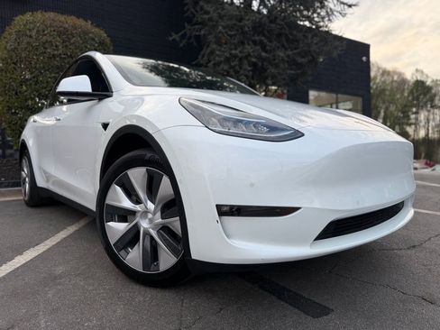 Used 2022 Tesla Model Y Long Range image 9