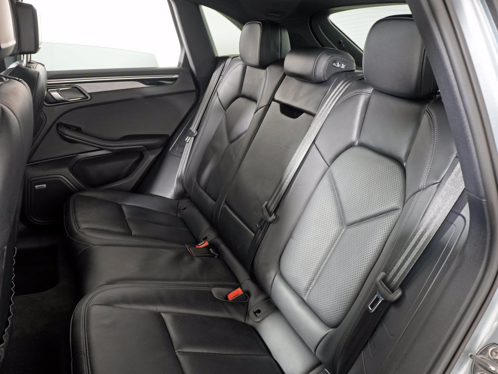 Certified 2025 Porsche Macan w/ Premium Package Plus AWD/4WD image 39