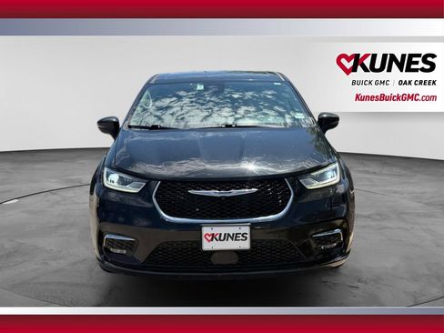 Used 2023 Chrysler Pacifica Touring-L FWD image 3