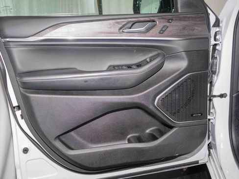 Used 2022 Jeep Grand Cherokee Overland w/ Luxury Tech Group IV image 10