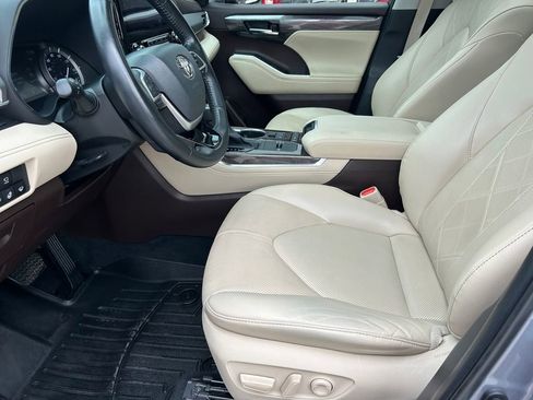 Used 2022 Toyota Highlander Platinum FWD image 11