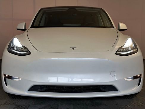 Used 2023 Tesla Model Y Long Range AWD/4WD image 3