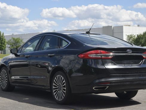 Used 2017 Ford Fusion SE w/ Fusion SE Technology Package AWD/4WD image 2