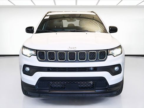 Used 2024 Jeep Compass Latitude image 2