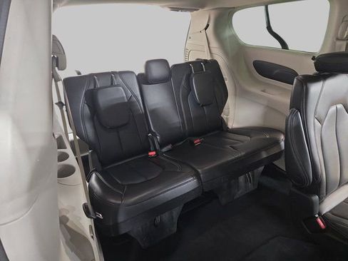 Used 2023 Chrysler Pacifica Touring-L image 14