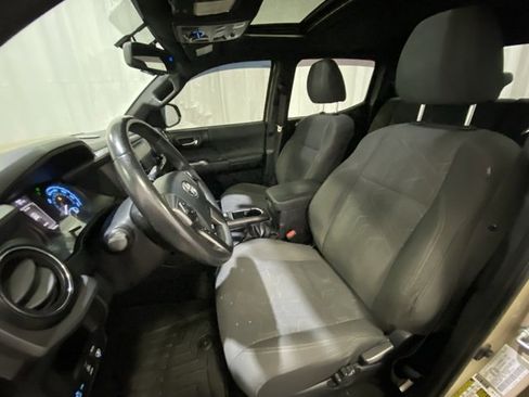 Certified 2017 Toyota Tacoma TRD Off-Road image 9