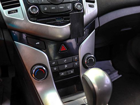 Used 2015 Chevrolet Cruze LT w/ Technology Package image 15