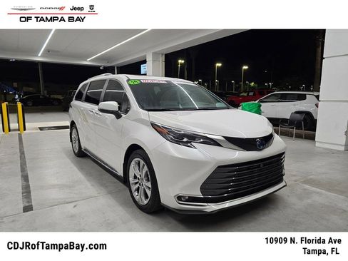 Used 2024 Toyota Sienna Platinum FWD image 1