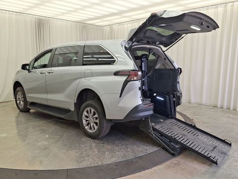 Used 2024 Toyota Sienna LE FWD image 25