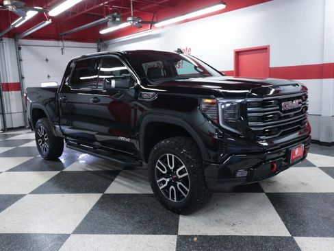 Used 2025 GMC Sierra 1500 AT4 w/ Technology Package AWD/4WD image 3