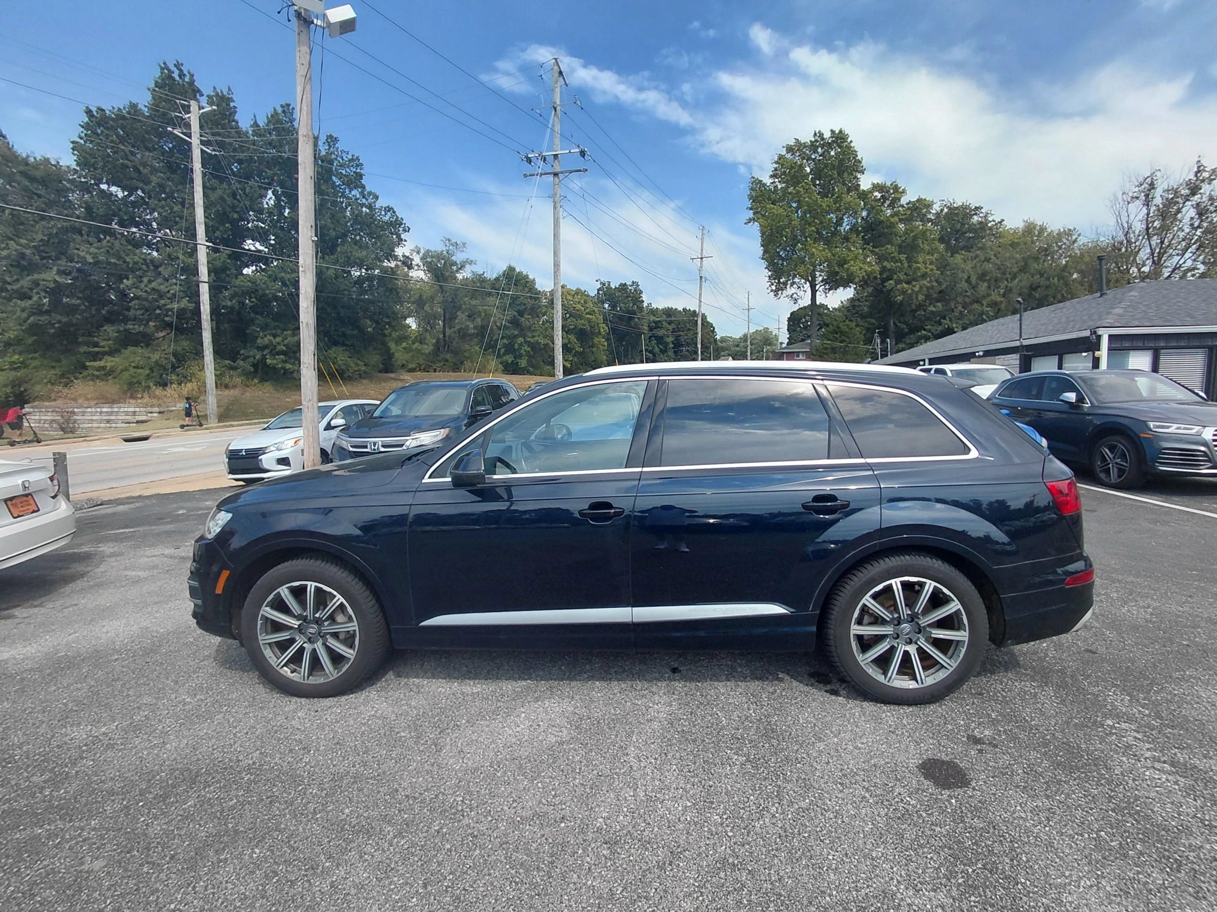 Used 2017 Audi Q7 3.0T Premium Plus w/ Premium Plus Package AWD/4WD image 2