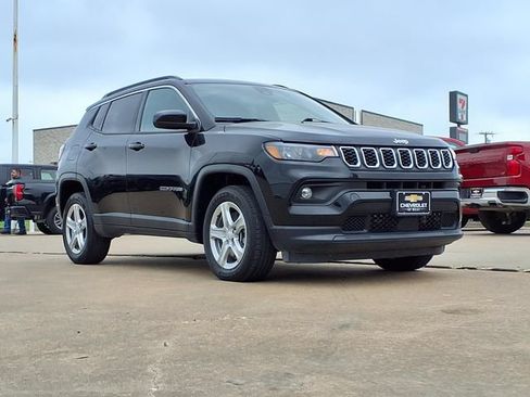Used 2025 Jeep Compass Latitude w/ Sun & Sound Group AWD/4WD image 3