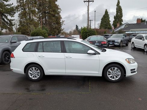 Used 2017 Volkswagen Golf S image 6