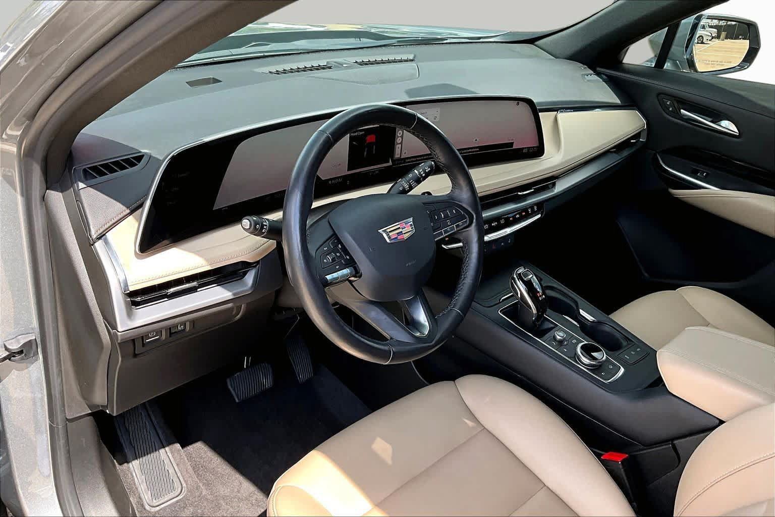 Used 2024 Cadillac XT4 Luxury w/ Cold Weather Package FWD image 18