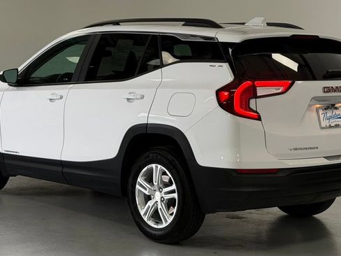 Used 2024 GMC Terrain SLE w/ Driver Convenience Package FWD image 4