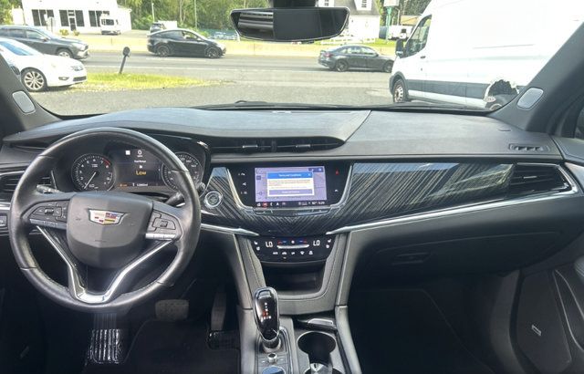 Used 2024 Cadillac XT6 Premium Luxury w/ Technology Package FWD image 3