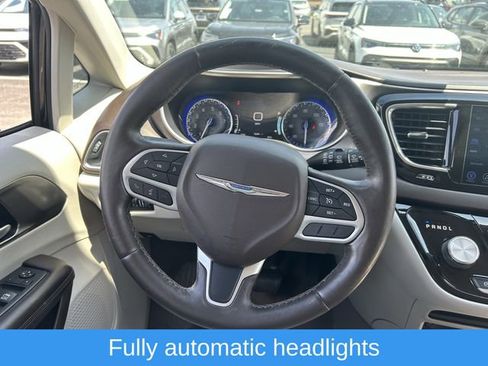 Used 2017 Chrysler Pacifica Touring-L Plus FWD image 10