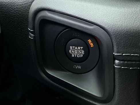 Used 2025 Jeep Gladiator Sport image 27