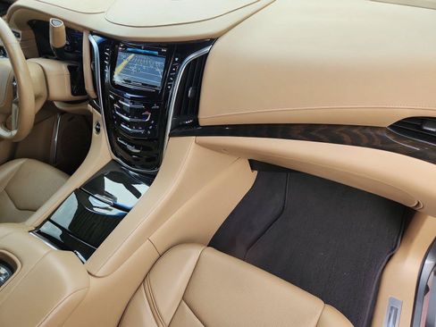 Certified 2018 Cadillac Escalade Platinum AWD/4WD image 30