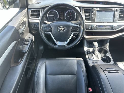 Used 2019 Toyota Highlander XLE FWD image 17