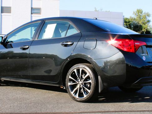 Used 2018 Toyota Corolla SE w/ SE Premium Package FWD image 12