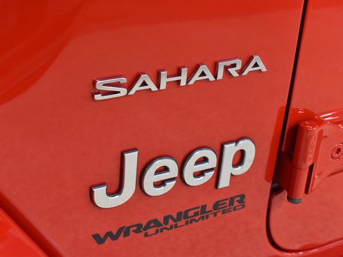 Used 2022 Jeep Wrangler Unlimited Sahara w/ Dual Top Group AWD/4WD image 32