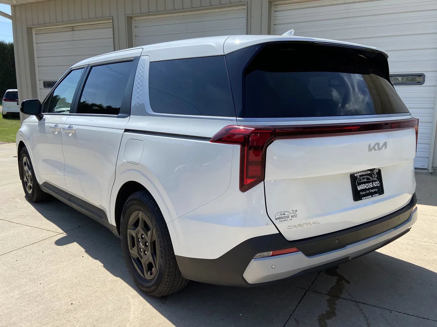 Used 2025 Kia Carnival FWD image 5