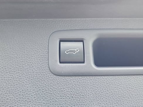 Used 2022 Toyota Highlander XLE AWD/4WD image 19