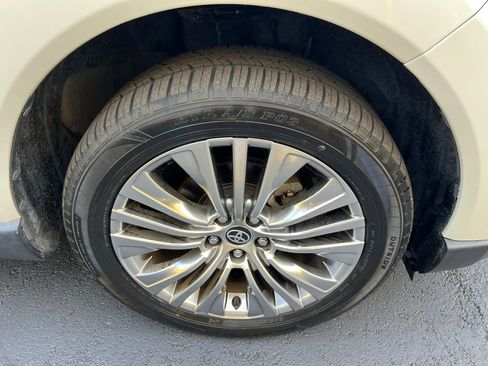 Used 2021 Toyota Venza Limited image 11