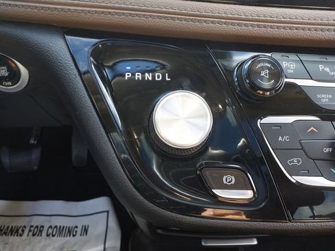 Used 2017 Chrysler Pacifica Limited w/ UConnect Theater Package FWD image 18