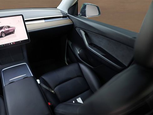 Used 2022 Tesla Model Y Long Range image 24