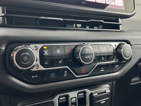 Used 2025 Jeep Wrangler Unlimited Sahara image 36