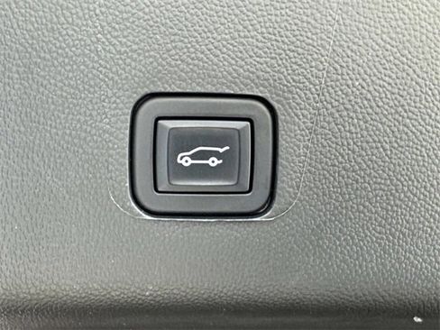 Used 2023 Chevrolet Traverse Premier image 13