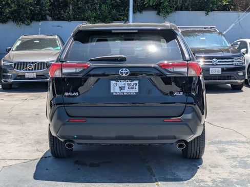 Used 2020 Toyota RAV4 XLE FWD image 4