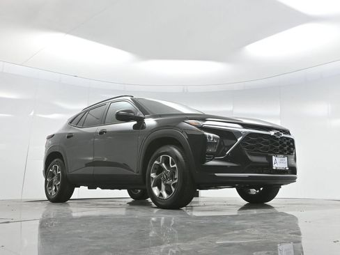 Used 2026 Chevrolet Trax LT w/ Sunroof Package FWD image 2