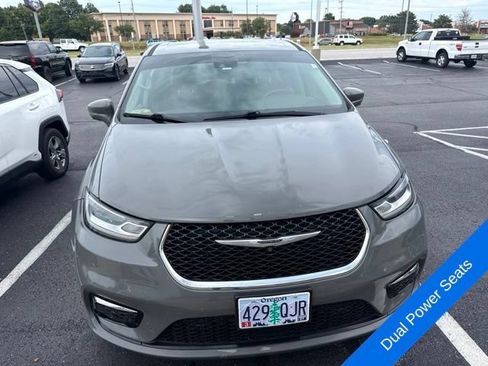 Used 2022 Chrysler Pacifica Touring-L w/ Uconnect Theater Family Group FWD image 2
